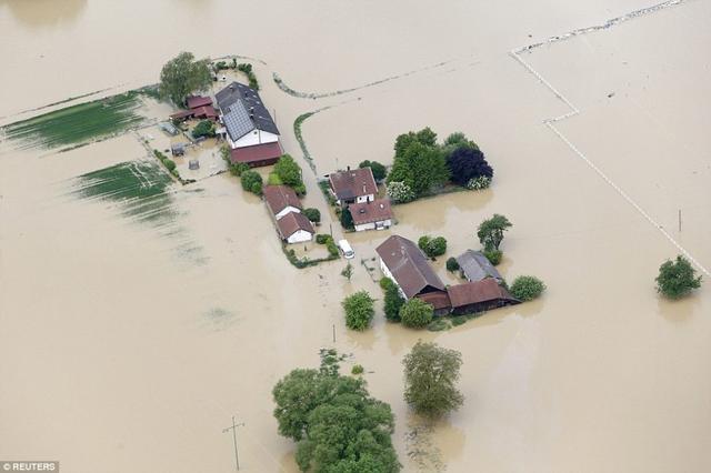 法国大暴雨：卢浮宫被淹了城堡也被淹了