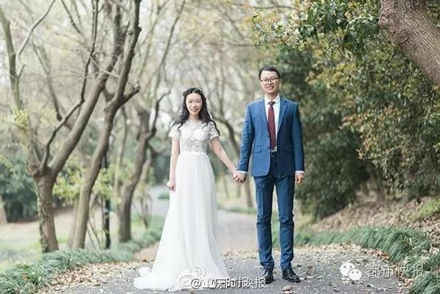 太巧！新娘发现老公16年前照片里有自己亲妈