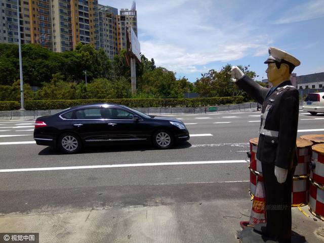 6月21日,廣東深圳廣深高速寶安路段,高速橋一段,一位塑料模特交警站崗