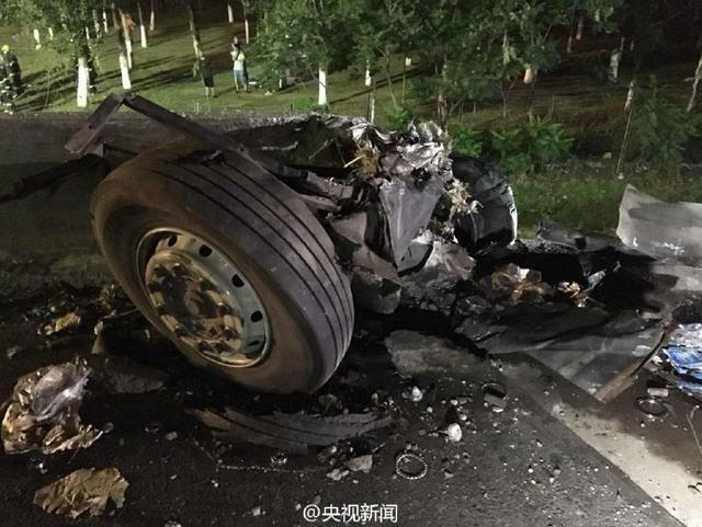 大客车高速路爆胎致26死