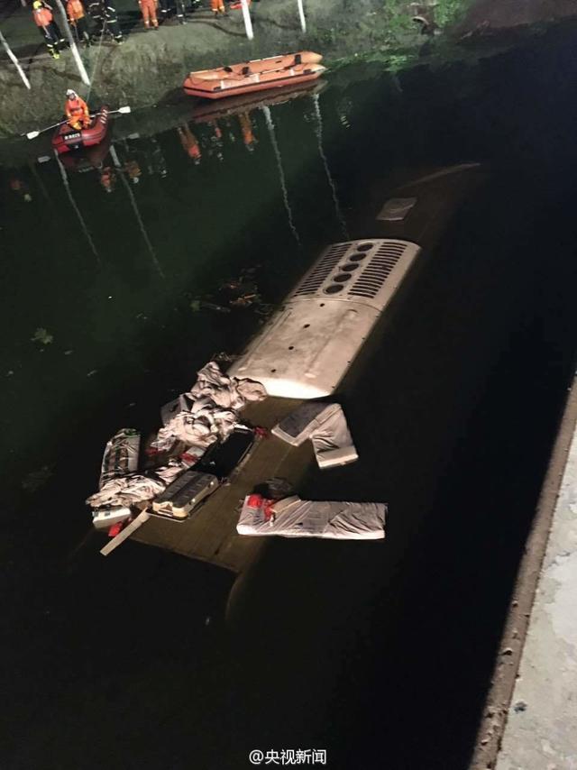 大客车高速路爆胎冲入河中已致26死