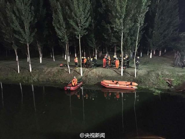 大客车高速路爆胎冲入河中已致26死