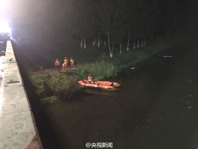 大客车高速路爆胎冲入河中已致26死