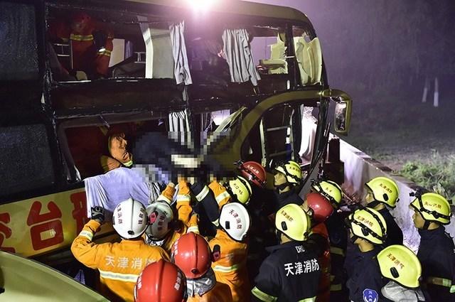 大客车高速路爆胎冲入河中已致26死