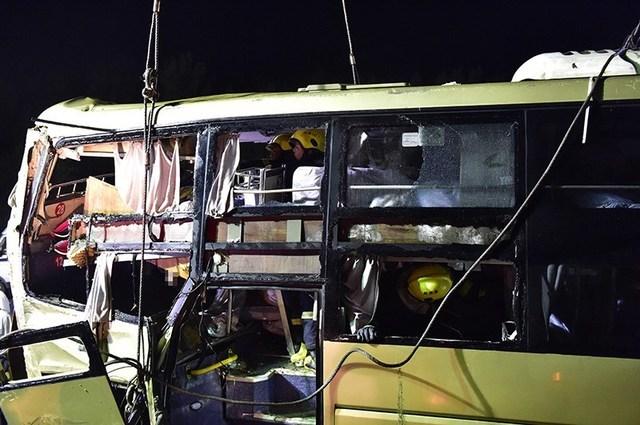 大客车高速路爆胎冲入河中已致26死