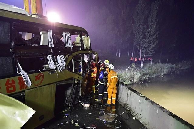大客车高速路爆胎冲入河中已致26死