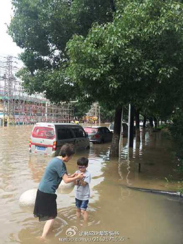 南京暴雨后大水围城