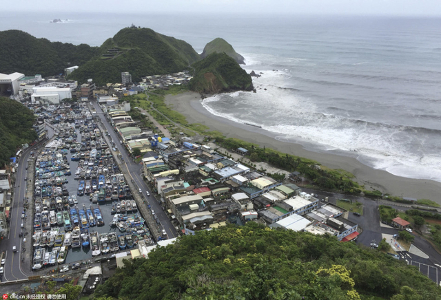 超强台风尼伯特来袭 台湾东部沿海掀巨浪