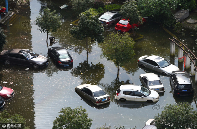 武汉小区积水9天未退 工人搭栈桥供居民出入