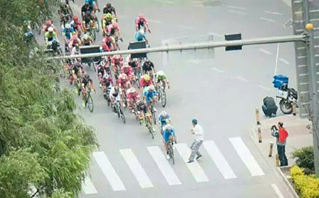 环湖赛突发撞车事故