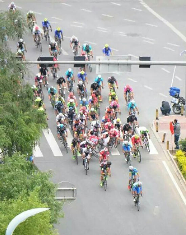 青海湖环湖赛 行人冲撞致多选手摔车