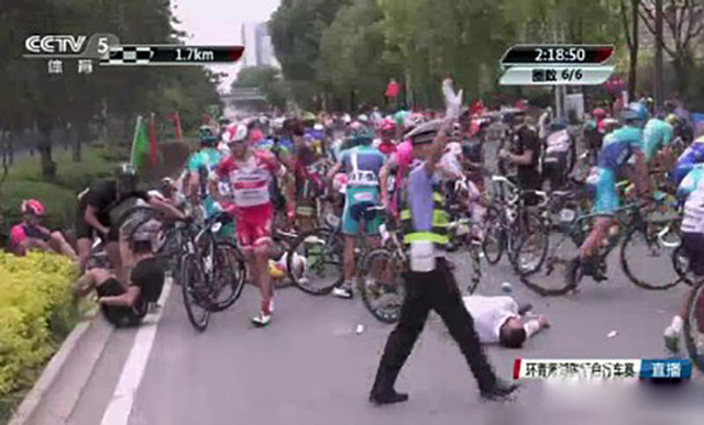 青海湖环湖赛 行人冲撞致多选手摔车