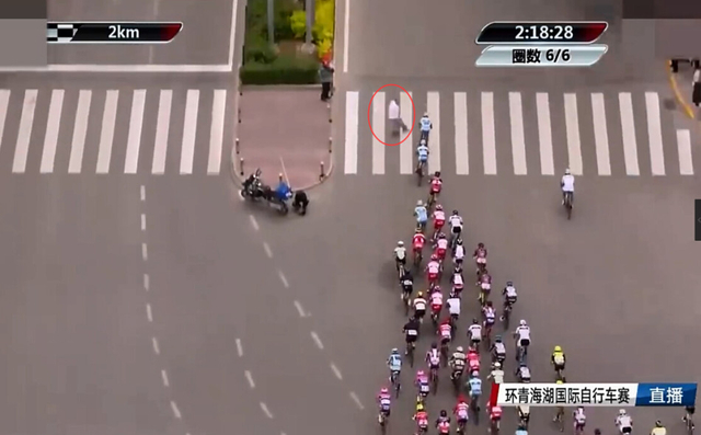 青海湖环湖赛 行人冲撞致多选手摔车