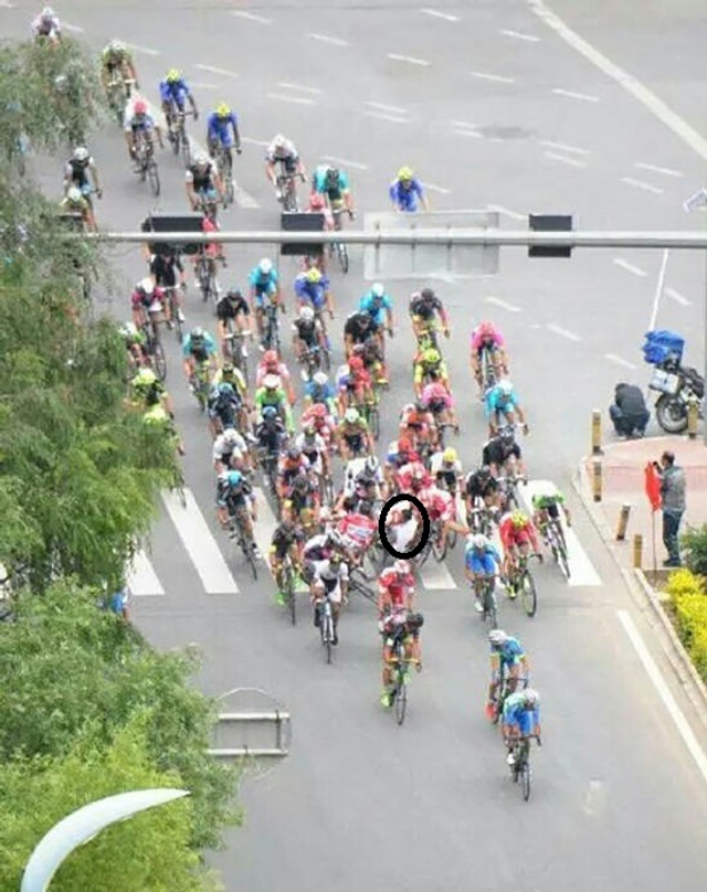 青海湖环湖赛 行人冲撞致多选手摔车