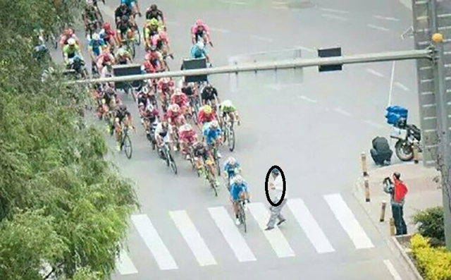 青海湖环湖赛 行人冲撞致多选手摔车