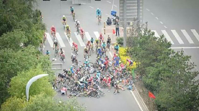 青海湖环湖赛 行人冲撞致多选手摔车