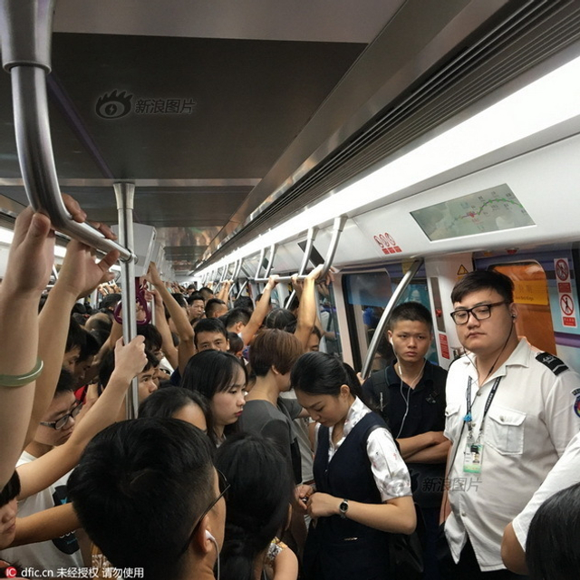 深圳地铁商务舱与普通舱“冰火两重天”