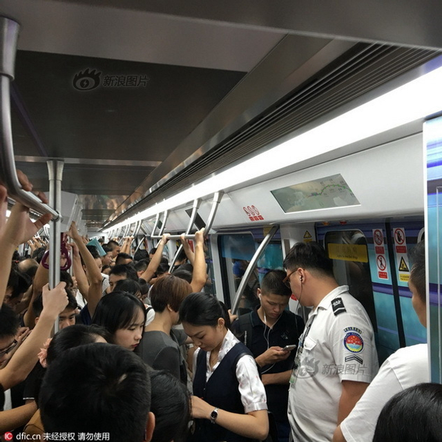 深圳地铁商务舱与普通舱“冰火两重天”