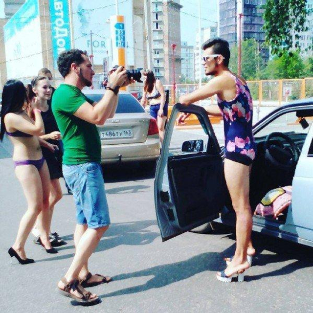 俄罗斯加油站奇葩新规 穿泳装高跟鞋可免费