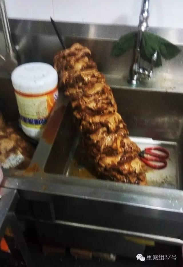 北京外卖村碗池洗拖把 垃圾桶上穿肉串