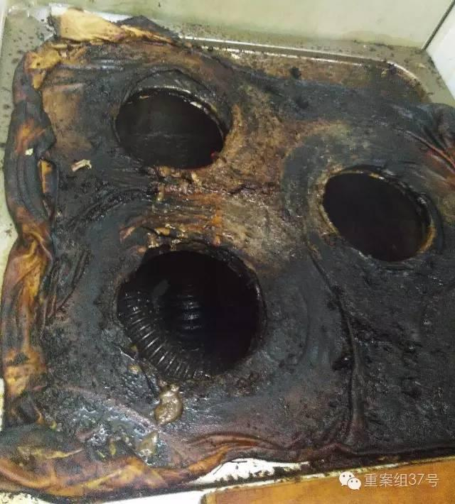 北京外卖村碗池洗拖把 垃圾桶上穿肉串