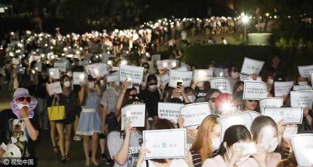 梨花女子大学爆发烛光集会要求校长辞职 新浪图片