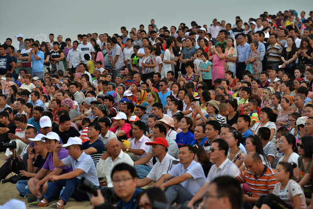 穿越楼兰第四站且末 开启首届沙漠演奏会