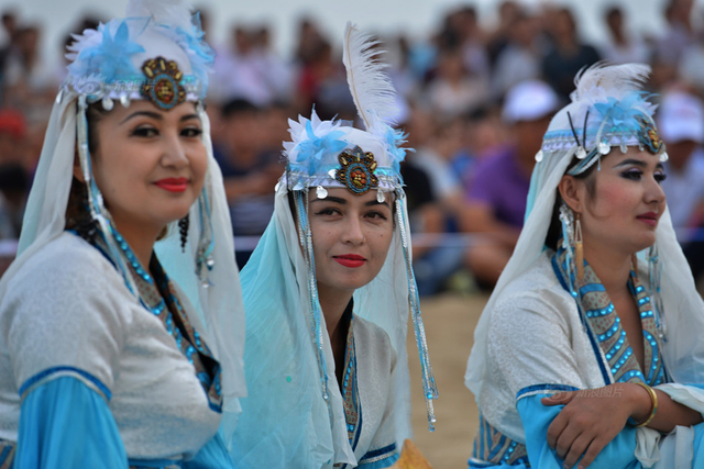 穿越楼兰第四站且末 开启首届沙漠演奏会