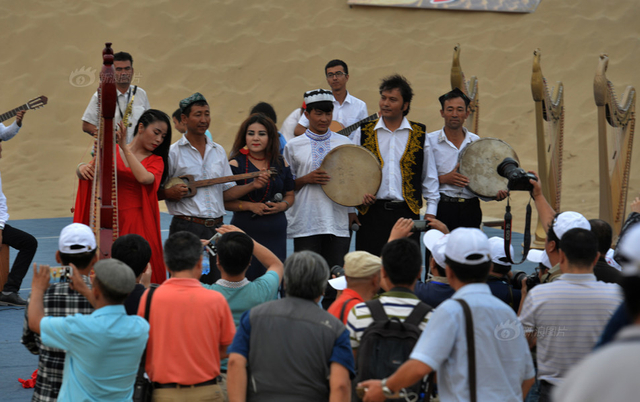 穿越楼兰第四站且末 开启首届沙漠演奏会