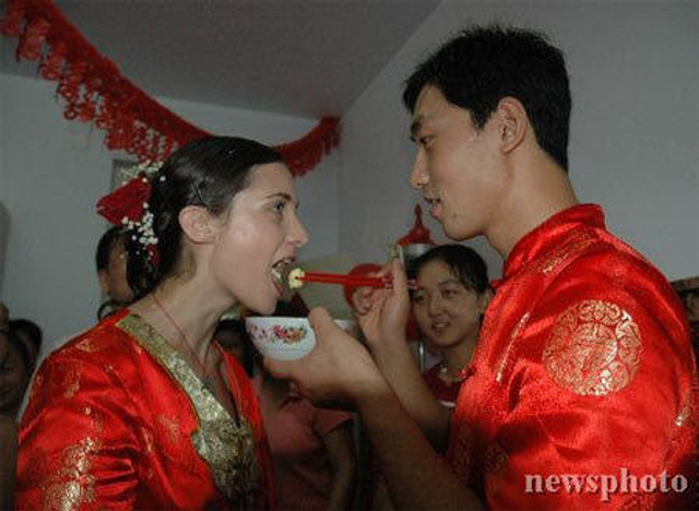 河南小伙娶23岁乌克兰美女 相识俩月领证