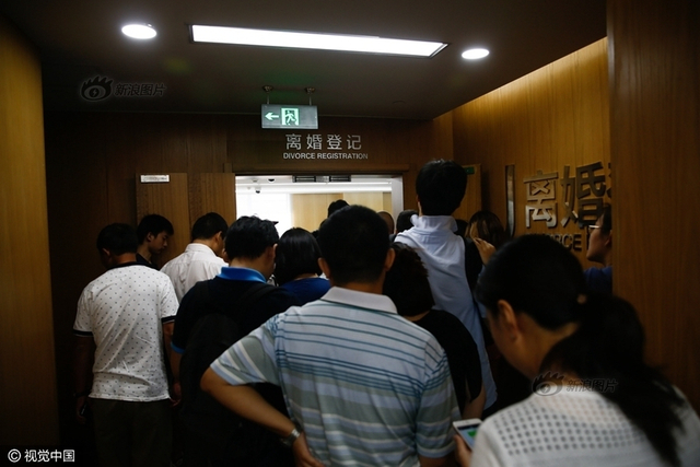 担心上海楼市调控 离婚买房者挤爆民政局