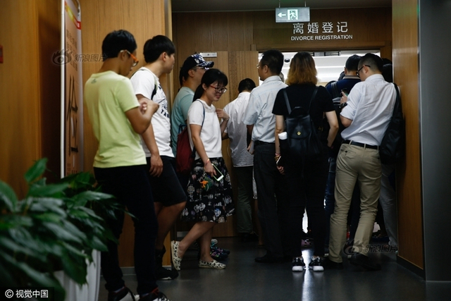 担心上海楼市调控 离婚买房者挤爆民政局