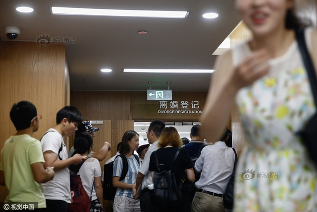 担心上海楼市调控 离婚买房者挤爆民政局