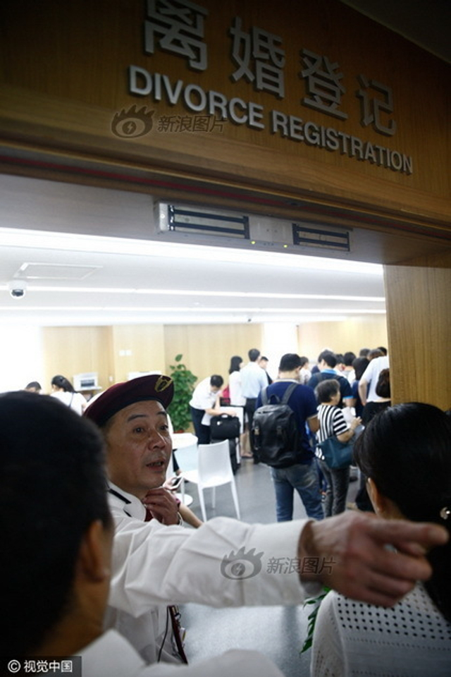 担心上海楼市调控 离婚买房者挤爆民政局