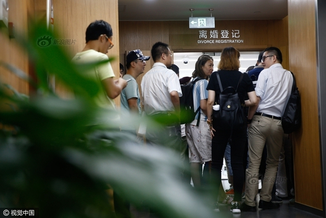 担心上海楼市调控 离婚买房者挤爆民政局