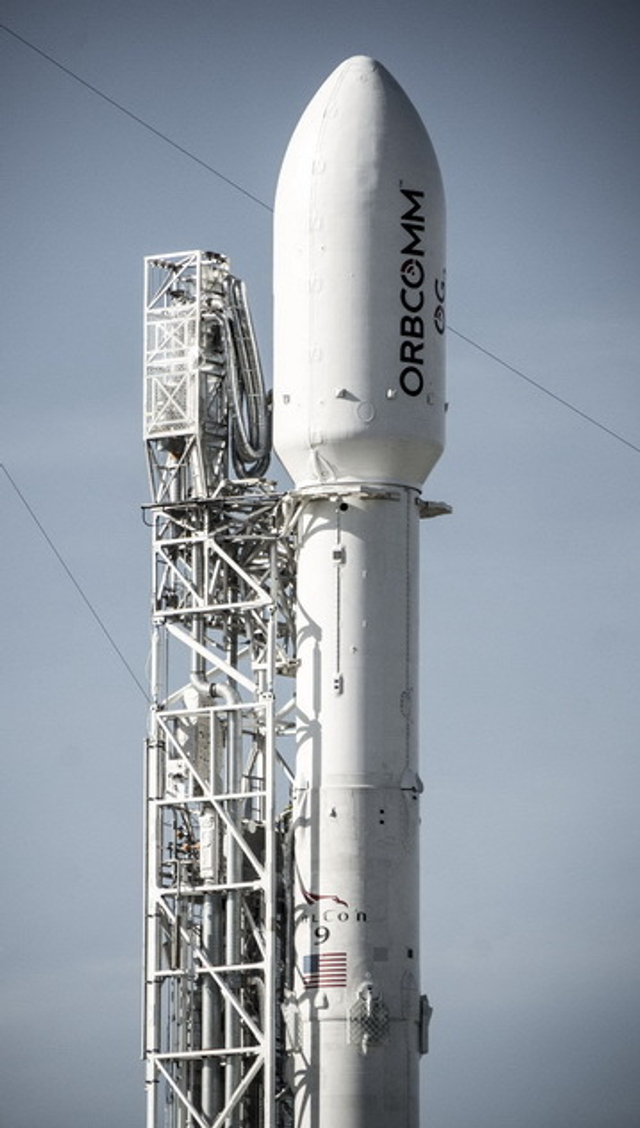 美国SpaceX公司猎鹰9号火箭在发射台爆炸