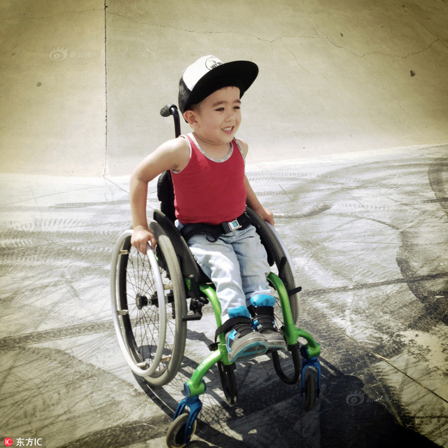 残疾小男孩酷爱运动 15分钟做300个俯卧撑