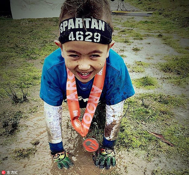 残疾小男孩酷爱运动 15分钟做300个俯卧撑