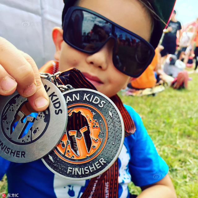 残疾小男孩酷爱运动 15分钟做300个俯卧撑