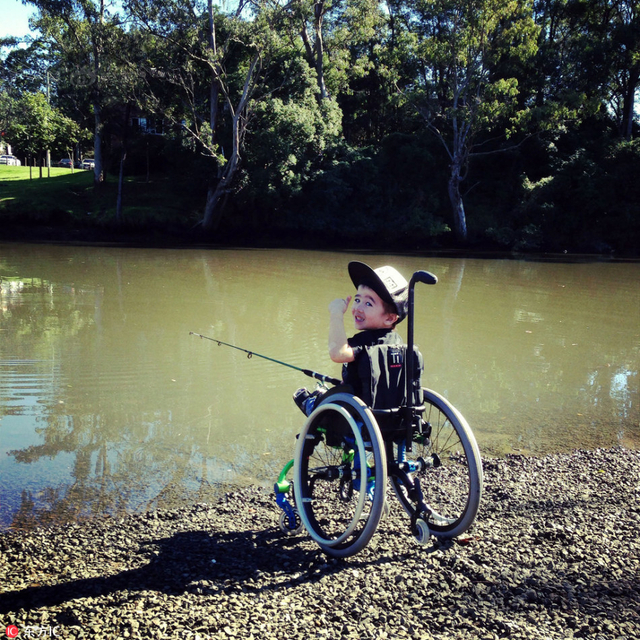 残疾小男孩酷爱运动 15分钟做300个俯卧撑