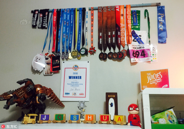 残疾小男孩酷爱运动 15分钟做300个俯卧撑