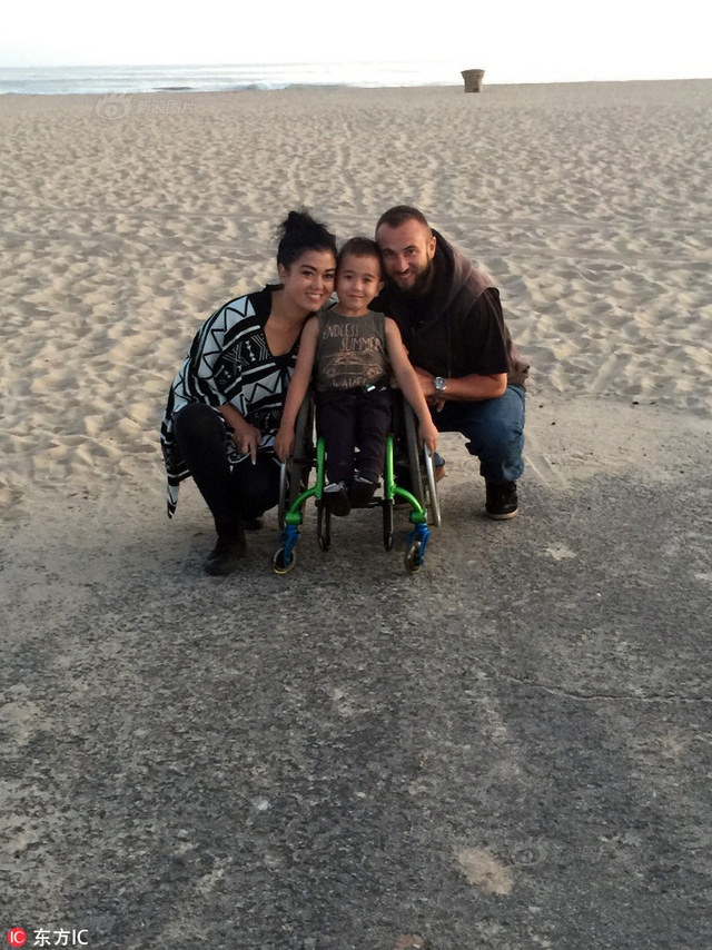 残疾小男孩酷爱运动 15分钟做300个俯卧撑