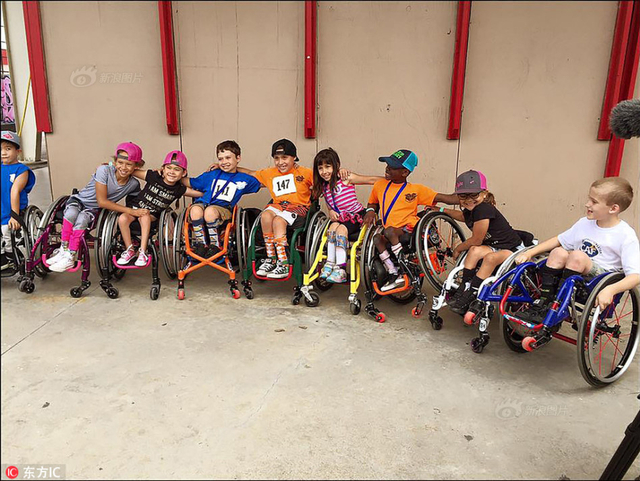 残疾小男孩酷爱运动 15分钟做300个俯卧撑