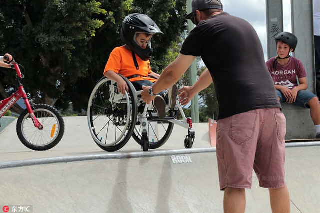 残疾小男孩酷爱运动 15分钟做300个俯卧撑