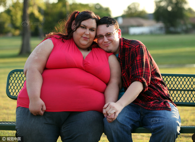 女子欲增肥到900斤 靠男友漏斗喂饭