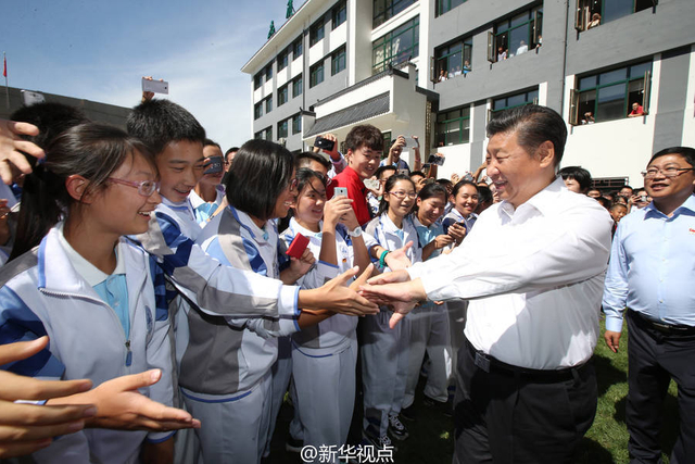 习近平回母校看望师生画面