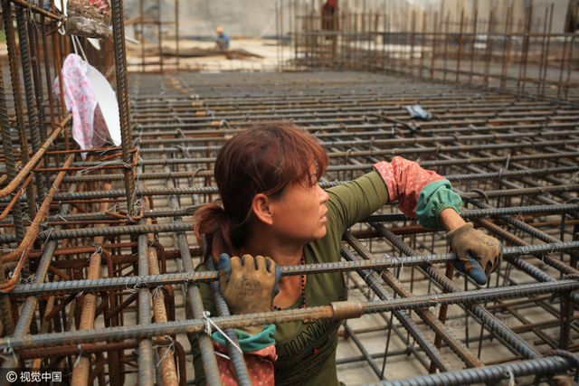 为儿攒彩礼钱  建筑女工每日绑4000铁丝