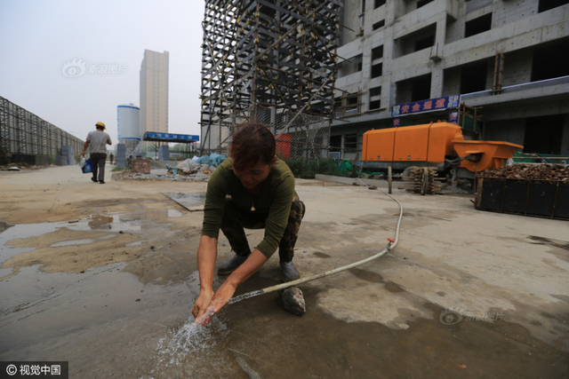 为儿攒彩礼钱  建筑女工每日绑4000铁丝
