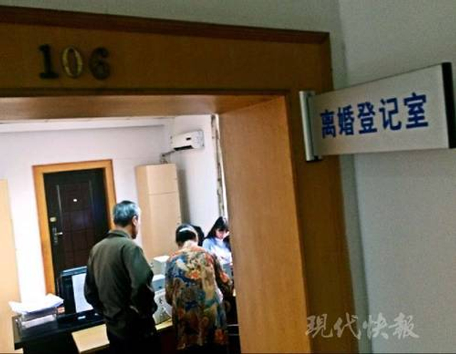 南京再限购 房产交易中心爆满