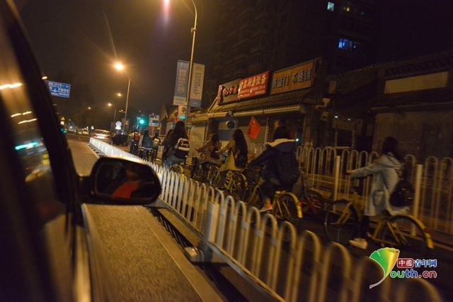 十一凌晨天安门广场游客排队等待升旗仪式